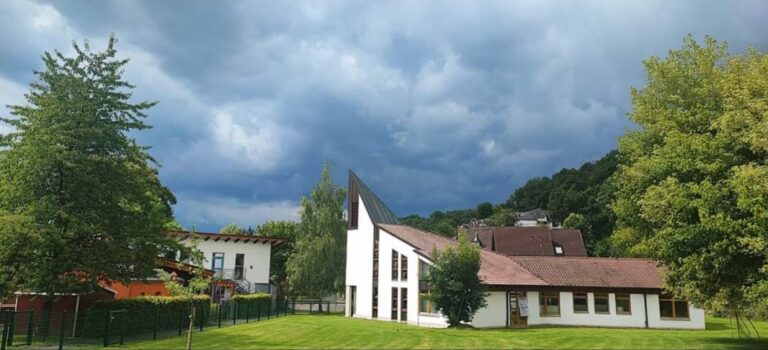 Christuskirche mit dunklen Regenwolken